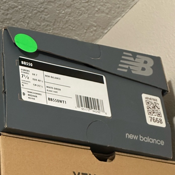 EUC New Balance 550 green w box - Picture 6 of 6